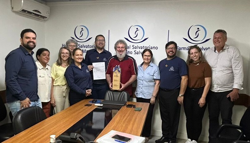 Em Videira, Padre Pedro (ao centro) entregou emenda ao diretor do Hospital Salvatoriano Divino Salvador Geovane Bedin (à dir. do deputado), à irmã Neu