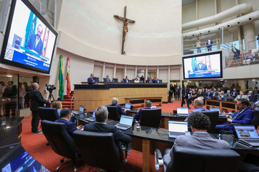 Leitura da Mensagem Anual foi feita na tarde desta terça-feira (3), no plenário da Alesc.