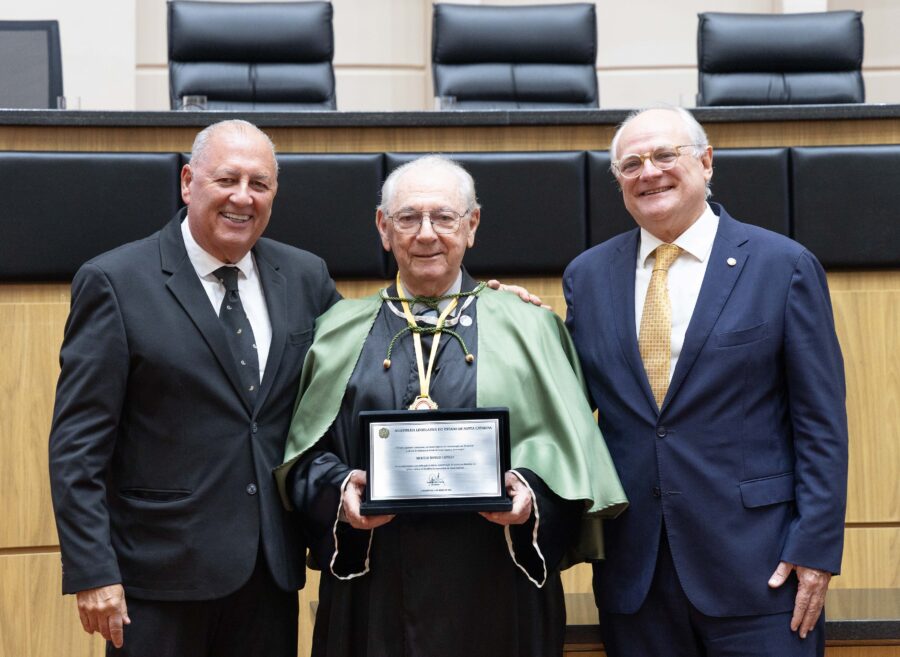 O fundador da Acamesc, Dr. Murillo Ronald Capella, foi um dos homenageados da noite.