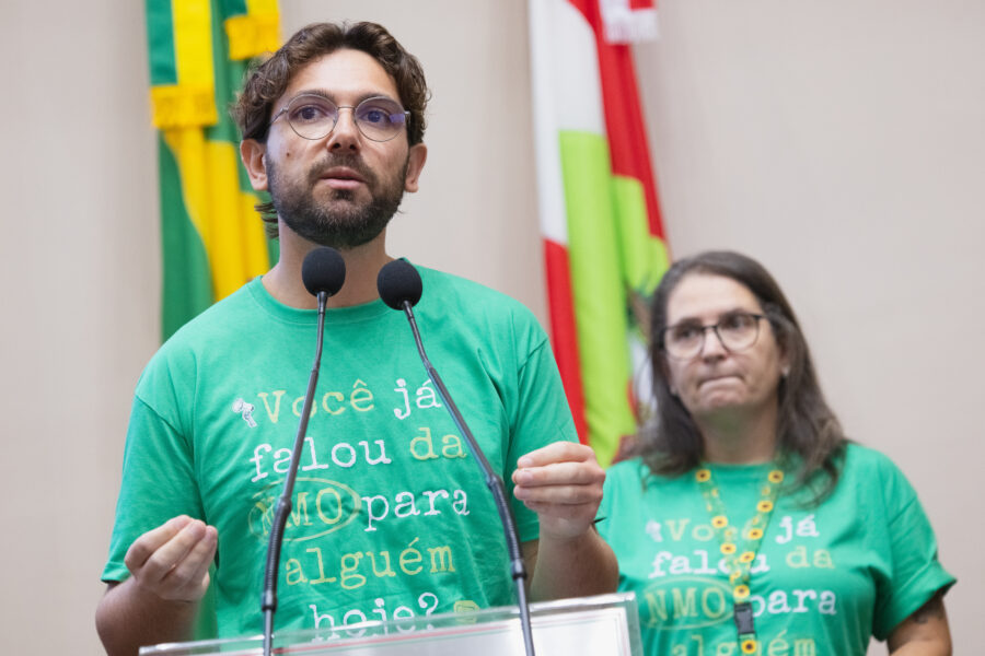 Médico neurologista Ricardo Pereira Gonçalves, e jornalista Márcia Denardin