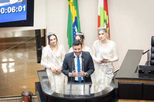 Suspensão da Sessão – Prefeito e Realeza de Urubici convidam para a XVI Festa Nacional das Hortaliças