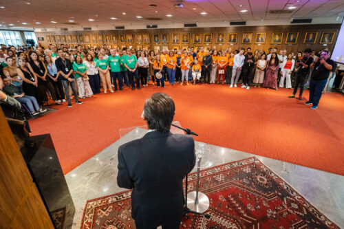 Presidente Julio Garcia em discurso para servidores e colaboradores da Alesc sobre o Dia Internacional da Mulher.