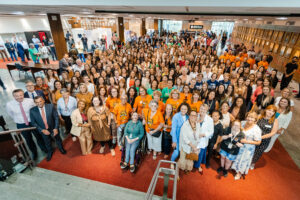 Servidores, colaboradores e parlamentares no hall principal da Alesc em evento que marcou o Dia Internacional da Mulher.
