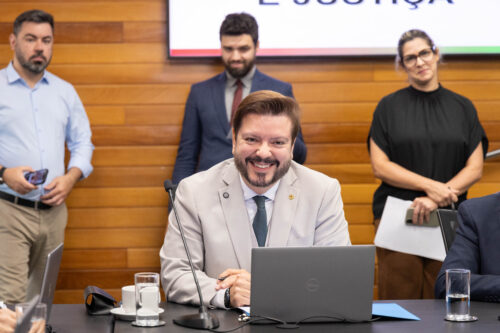 Alex Brasil avança com projeto que garante spray de defesa pessoal gratuito para mulheres em SC