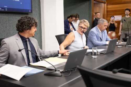 Comissão aprova projeto que trata de uso de celulares em sala de aula