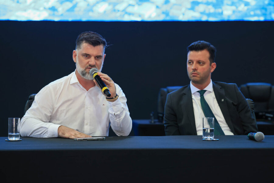 Os prefeitos de Grão-Pará, Hélio Alberton Junior, e de Urubici, Leandro Corrêa, durante reunião em Curitibanos