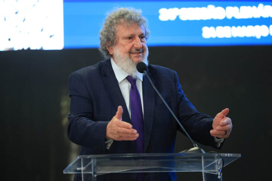 Padre Pedro convida para lançamento em Campo Erê, no Oeste catarinense, de projeto que junta cultivo de plantas medicinais com produção de remédios fitoterápicos.