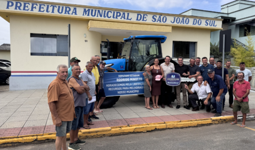 Deputado Minotto entrega trator 0km em São João do Sul