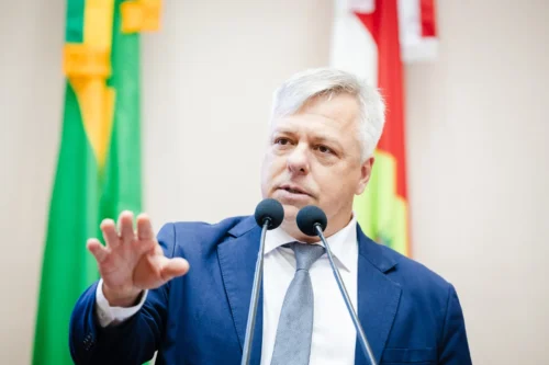Fabiano da Luz cobra do governador Jorginho Mello redução do ICMS sobre os combustíveis Após ações do governo federal para zerar os impostos do diesel no país, o deputado Fabiano da Luz (PT) cobrou, em pronunciamento na Alesc, quais medidas o governo de Santa Catarina pretende adotar diante do aumento de preço devido à instabilidade internacional. O parlamentar pede a redução do ICMS para baixar os preços nas bombas e reduzir o impacto para os caminheiros, para o setor de transportes em geral e para a população. 