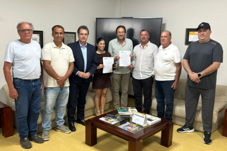 Minotto entrega ordens de serviço no valor de R$ 2 milhões para obras em Araranguá.