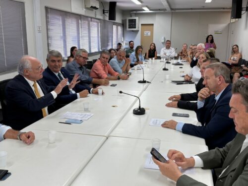 Deputado defende ampliação de leitos e planejamento da saúde na Amvali