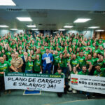 Deputado Alex Brasil e lideranças de servidores da Sejuri durante ato de instalação da Frente Parlamentar na Alesc.