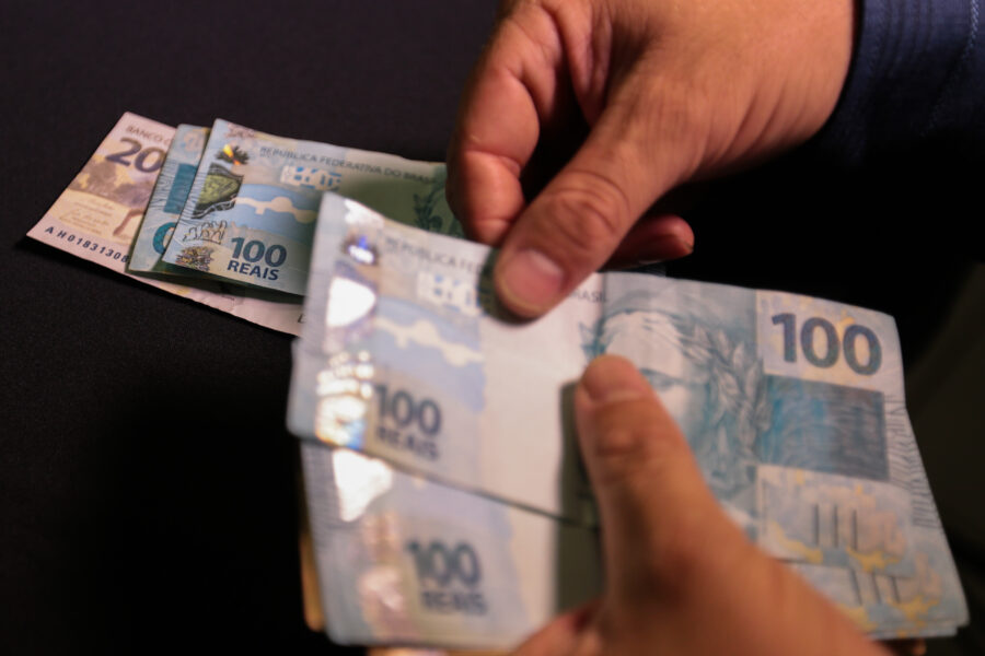 Entre os projetos, está a proposta de reajuste do salário mínimo regional