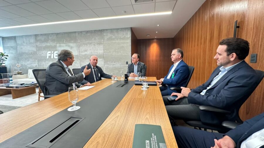 Gutz e prefeito Manoel visitam presidente da Fiesc e conhecem plataforma estratégica para políticas públicas
