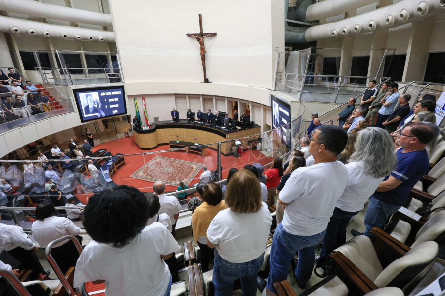 A solenidade aconteceu no Plenário da Assembleia Legislativa.