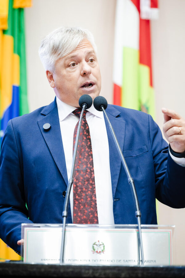 CCJ da Alesc aprova nova tabela salarial de professores em SC