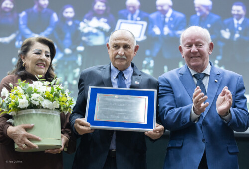 Ao lado da esposa e do deputado Marcos Vieira, Avelino Menegolla recebe o Título de Cidadão Catarinense