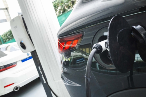 Recarga de carros elétricos, educação e esporte marcam votação da CCJ na Alesc