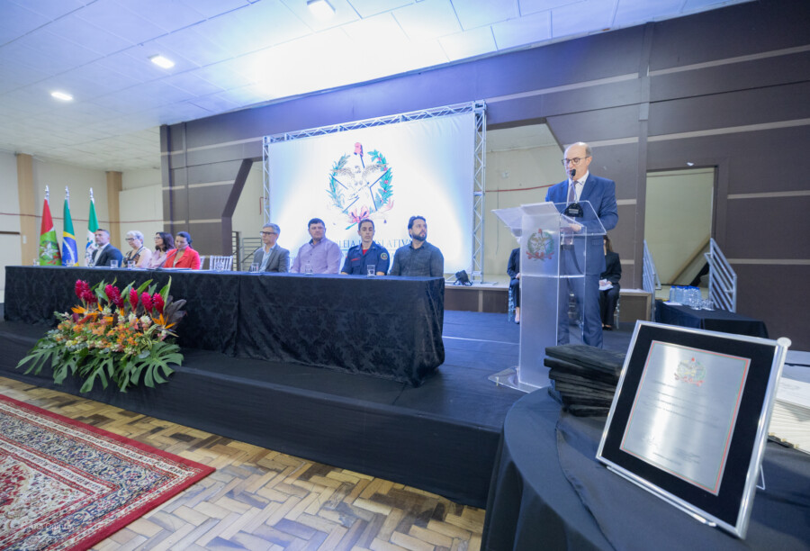 Escola centenária de Sombrio é homenageada pela Alesc em sessão solene