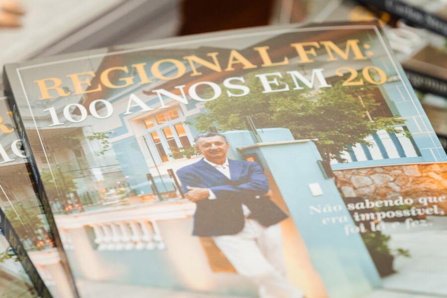 Obra foi lançada na noite desta quarta-feira (22), na Alesc