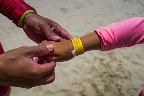 Alesc aprova distribuição gratuita de pulseira de identificação para crianças em espaços e eventos públicos