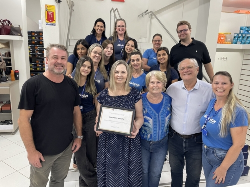 Dr. Vicente entrega moção de aplauso à Maluta Calçados pelos 90 anos de história em Guaramirim