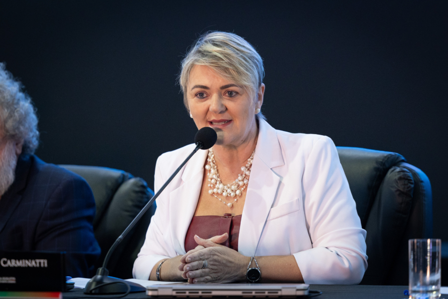 Luciane aciona MP contra lei que proíbe debate sobre igualdade de gênero nas escolas de SC