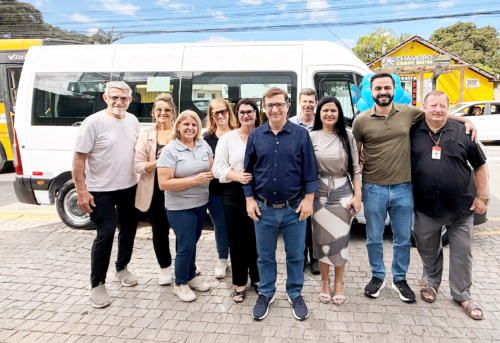Fundação em Camboriú recebe van para transporte de idosos