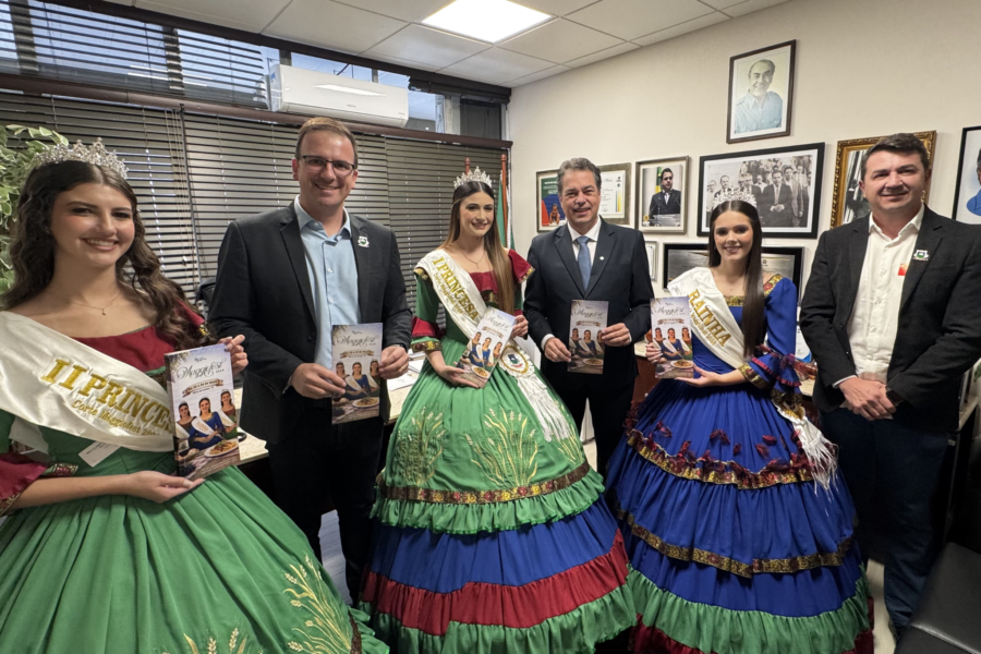 Minotto recebe prefeitos, realezas e convites para prestigiar de festas municipais.