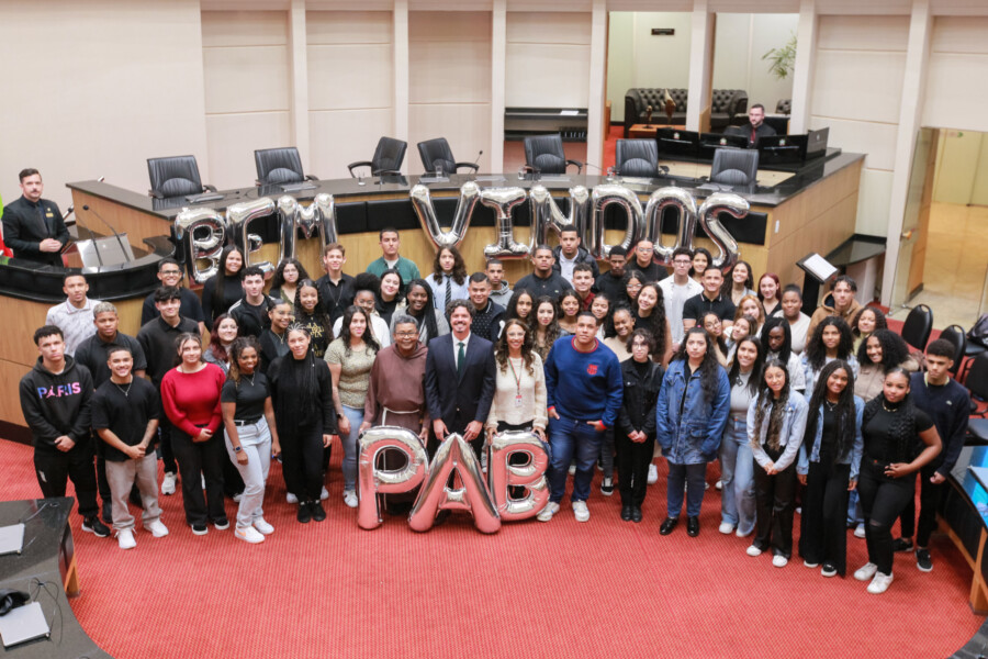Estudantes selecionados para o PAB recebem bolsa e benefícios, como auxílio-alimentação e auxílio-transporte