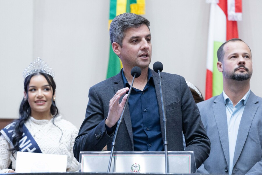 Prefeito Guto Chaves ocupou a tribuna da Alesc para convidar os deputados para a 26ª Quermesse de Garopaba