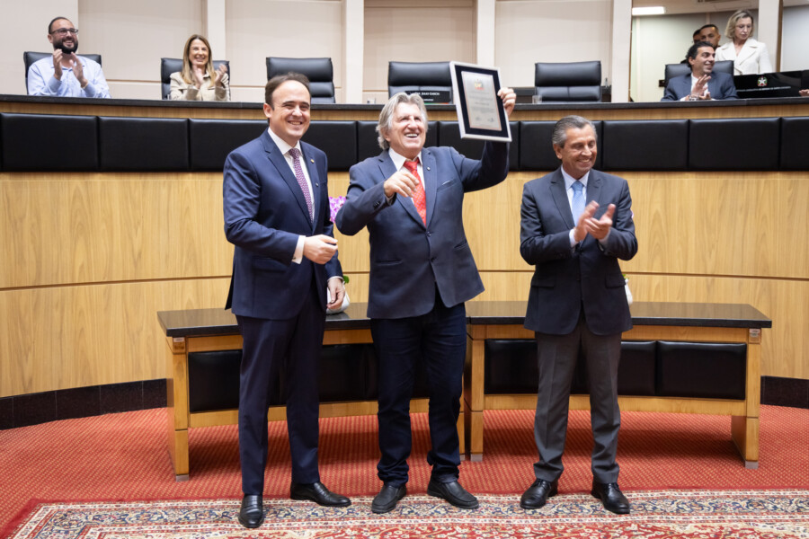 Prefeito de Camboriú, Leonel Pavan, recebe dos deputados Carlos Humberto e Julio Garcia homenagem da Alesc