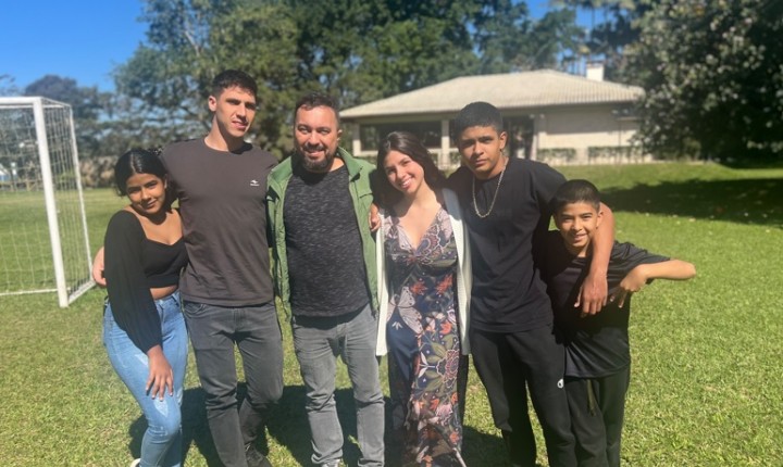Francisco e seus cinco filhos adotados