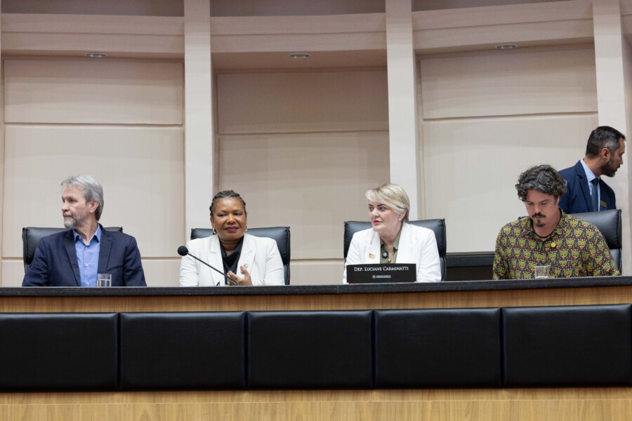 A ministra Margareth Menezes e os deputados Pedro Uczai, Luciane Carminatti e Marquito, durante o evento no Plenário Deputado Osni Régis