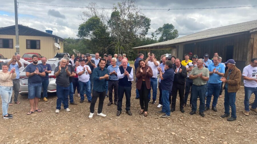 Marcos Vieira participa de assinatura de ordem de serviço para pavimentação de estrada no interior de Morro Grande