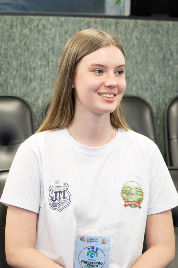 Laís Leite Hadlich presidente da Mesa Diretora do 35º programa Parlamento Jovem, da Alesc