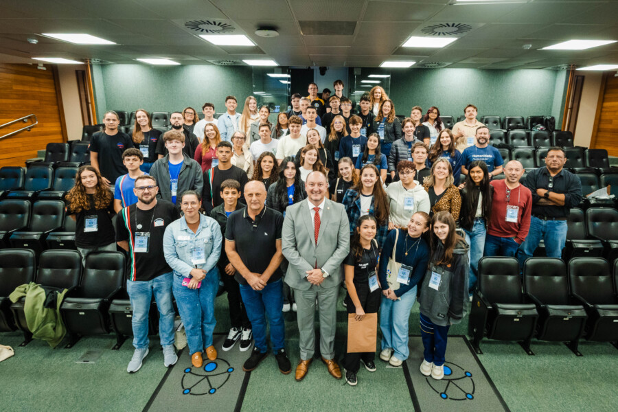 Estudantes do Parlamento Jovem vivenciam a política na Alesc