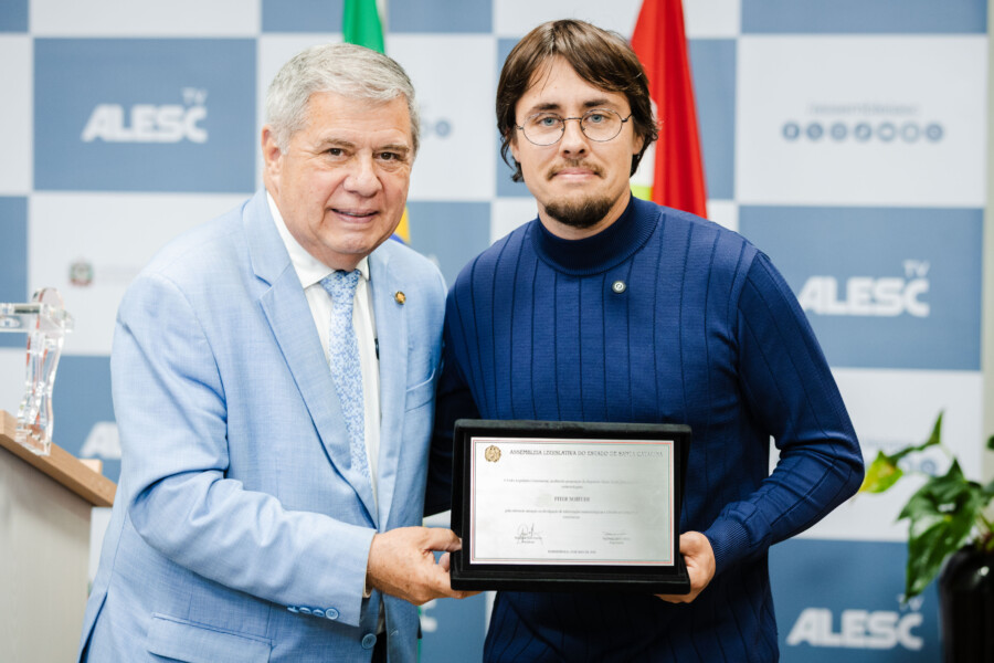 Meteorologista Piter Scheuer recebe homenagem na Assembleia Legislativa