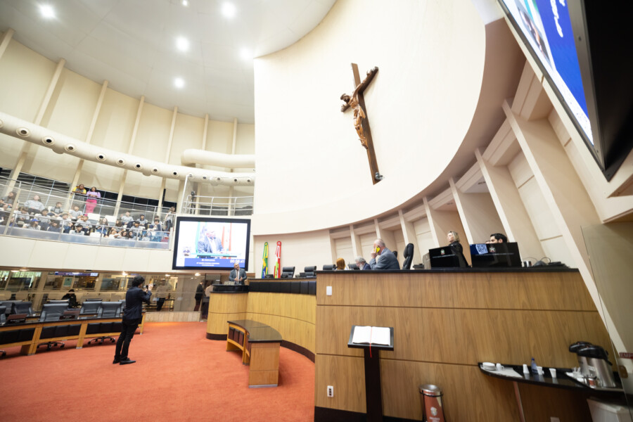Tribuna registra críticas a cortes de verbas federais e defesa da qualificação do trabalhador