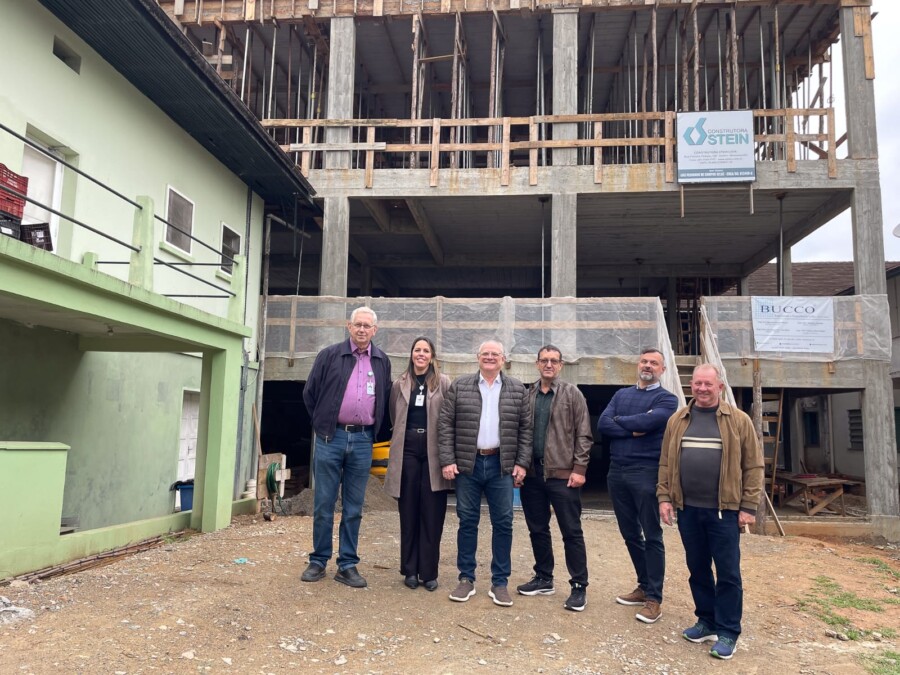 Dr. Vicente acompanha obras de ampliação do Hospital Rio do Testo, em Pomerode