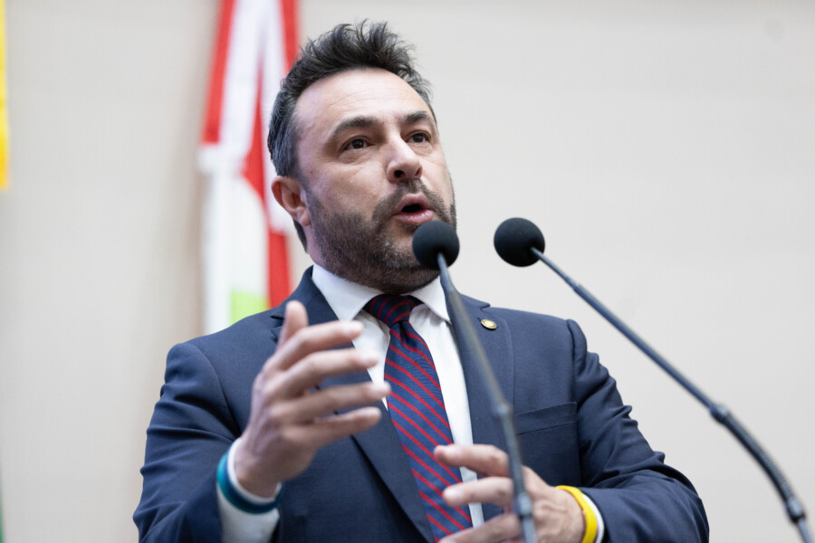 Deputado Marcius Machado debate caso de maus-tratos a animais em Araranguá