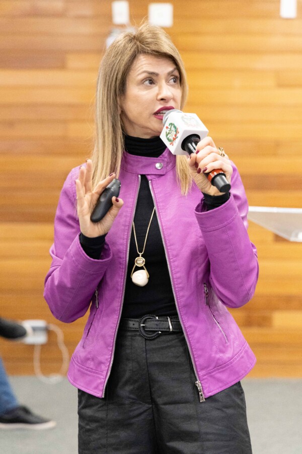 Claudia Bressan conduz palestra sobre condutas vedadas aos agentes públicos no período eleitoral
