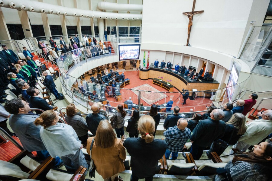 A solenidade aconteceu no Plenário da Assembleia Legislativa.