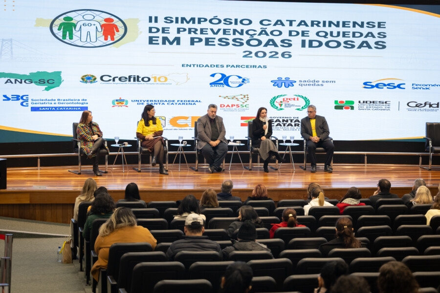 Mesa-redonda durante o 2º Simpósio de Prevenção de Quedas em Pessoas Idosas