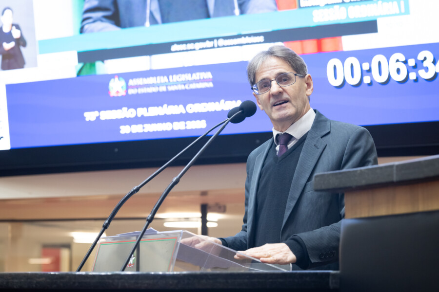 Deputado durante pronunciamento em sessão ordinária na Assembleia Legislativa
