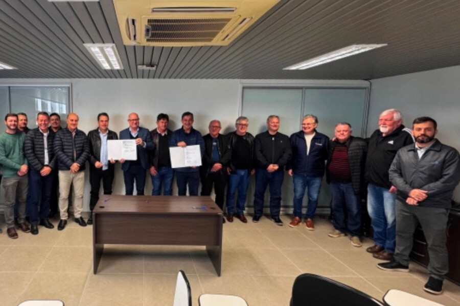Minotto prestigia assinatura de contrato para nova subestação da Coopera em Criciúma