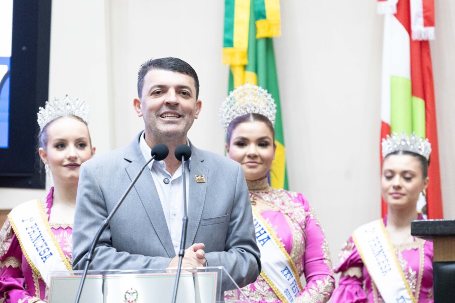 Prefeito durante divulgação da Festa do Colono na Assembleia Legislativa