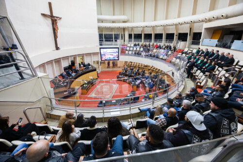 Sessão especial foi realizada no Plenário Deputado Osni Régis, na noite desta segunda-feira (6)