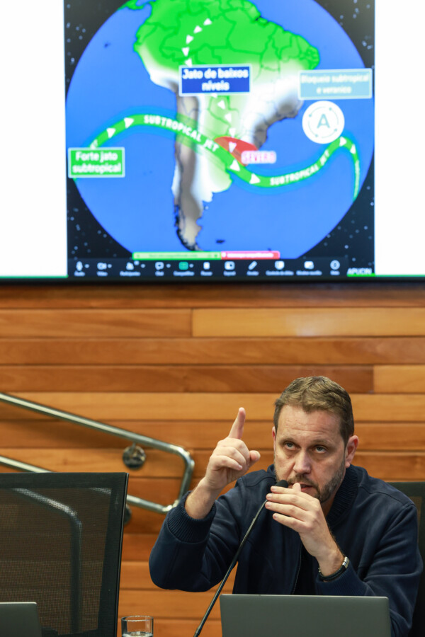 Especialista durante reunião da comissão mista que acompanha os impactos do fenômeno El Niño em Santa Catarina.