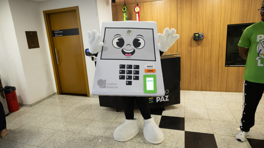 Pililil, mascote das Eleições 2026, presente no evento